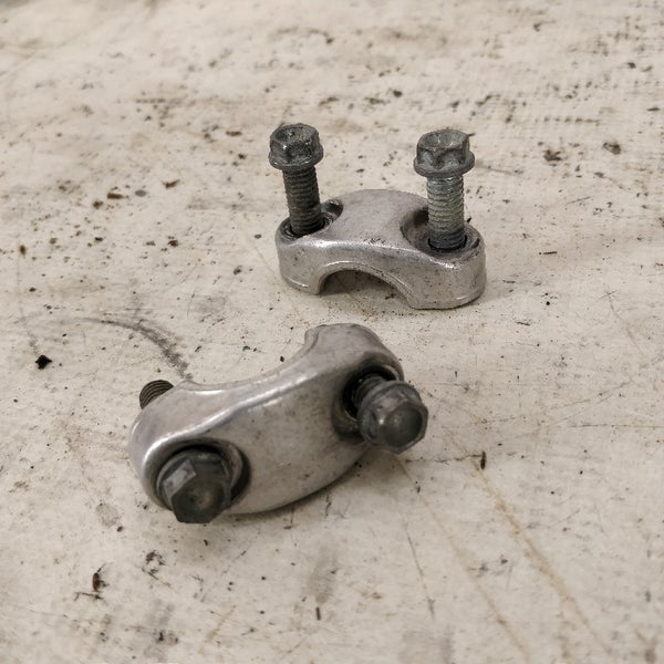 Ohjaustangon kiinnikket (KTM GS125 1990)