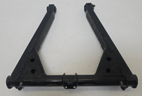 Etupukki / Front Trail Arm Assembly, GS Black &ndash; Polaris 1541948-067 / 1542579-067 &ndash; purkuosa