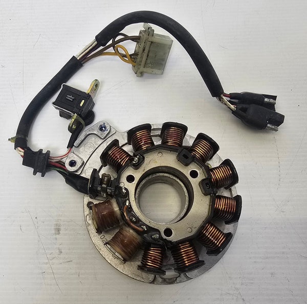 Stator 4060222 &ndash; Polaris (k&auml;ytetty OEM) &ndash; kiinnitysruuvit mukana