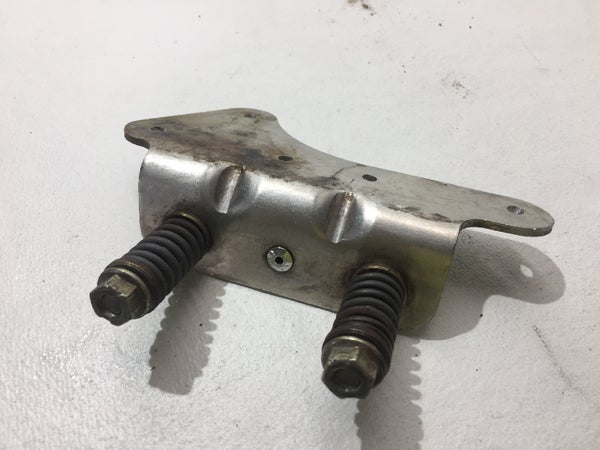 &Auml;&auml;nenvaimentimen kiinnitysrauta (Ski-Doo GT 500F 2002) 514053263