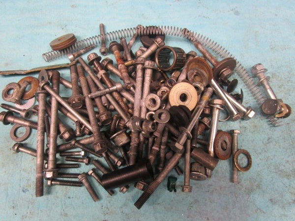 Moottorin pultit (LYNX RAVE800 2008)